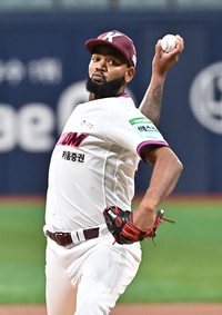 [포토]역투하는 키움 선발 알칸타라