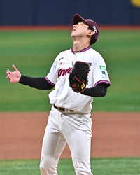 [포토]키움 유토, 1이닝 무실점 시즌 2세이브