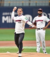 [포토]힘차게 시구하는 샌프란시스코 시장