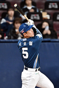[포토]키움 알칸타라 상대로 안타 뽑아내는 NC 서호철