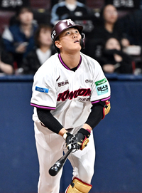 [포토]희생타로 선취 타점 올리는 키움 김건희