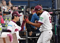 [포토]설종진 감독과 하이파이브를 나누는 알칸타라