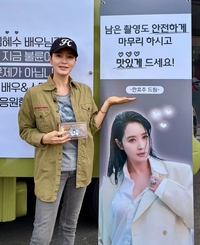 한효주, 김혜수 향한 특급 의리... 촬영장 녹인 간식차 선물