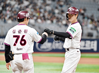 [포토]키움 박주홍, NC 김진호 상대 적시타