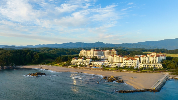 쏠비치, '시그니처 마그넷·와인 패키지' 출시...이국적 여행 감성 더... - 뉴스 썸네일 이미지