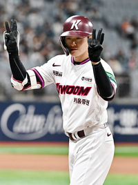 [포토]키움 박주홍, 적시타로 1점 더!