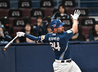 [포토]NC 데이비슨의 안타