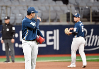 [포토]NC 신민혁, 서호철 호수비에 엄지 척!