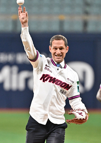 [포토]고척돔 시구하는 다니엘 루리 샌프란시스코 시장