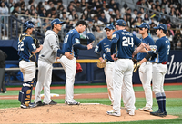 [포토]NC 선발 신민혁, 연속 볼넷에 그만...