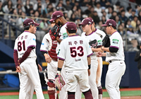 [포토]마운드 직접 방문한 키움 설종진 감독