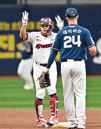 [포토]2루타로 득점 기회 만드는 키움 임지열