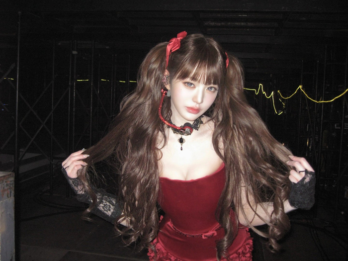 장원영, 레드 미니 드레스 속 드러난 반전 볼륨감