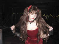 장원영, 레드 미니 드레스 속 드러난 반전 볼륨감