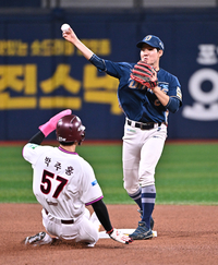 [포토]NC 박민우, 병살 송구 간다!