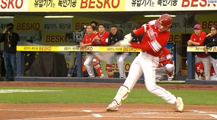 박성한, 신기록보다 집중력이 더 무섭다...경기 중 꽃다발도 거절 [KBO 오늘의 컷]