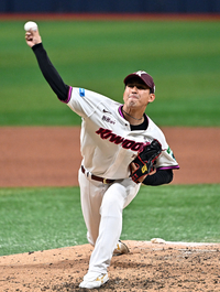 [포토]힘차게 공 뿌리는 키움 유토