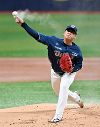 [포토]NC 신민혁, 로진 짙게 날리며!