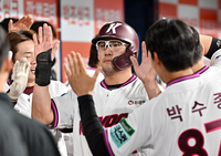 [포토]선취 득점 올린 키움 임지열