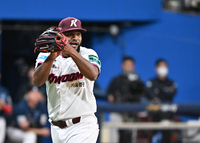 [포토]더블 플레이에 기뻐하는 키움 선발 알칸타라