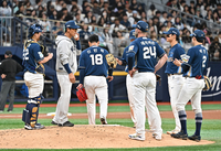 [포토]6회말 강판되는 NC 선발 신민혁