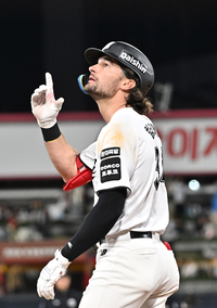 [포토]KT 힐리어드, 또 안타!