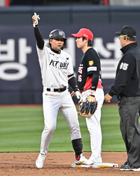 [포토]2타점 2루타로 역전 만드는 KT 김상수