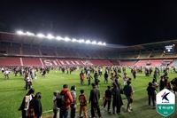 ‘스틸야드 잠시만 안녕’ 13년만 잔디 교체 포항의 그라운드 개방…700여 명 참가, ‘추억’ 남기고 ‘의미’ 더했다[현장메모]