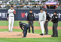 [포토]급하게 정비되는 마운드