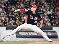 [포토]힘차게 투구하는 KIA 최지민