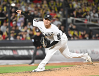 [포토]힘차게 공 뿌리는 KT 스기모토