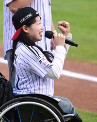 ‘밀라노 동계패럴림픽 영웅’ 김윤지, LG 승리 기원 멋진 시구!...금2 은3, 단일대회 최다 메달 획득 주인공