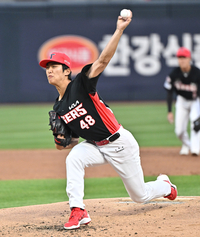 [포토]힘차게 공 뿌리는 KIA 이의리