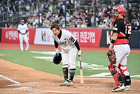 [포토]‘친정팀’ KIA 이범호 감독을 향해 인사하는 KT 최원준