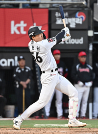 [포토]KT 장준원, KIA 이의리 상대 적시타