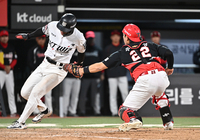 [포토]KT 오윤석, 피할 수가 없어...