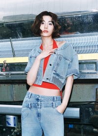 나나, 시련 뒤 빛나는 본업 여신…데님에 레드 탑으로 과시한 압도적 미모