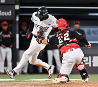 [포토]홈에서 아웃되는 KT 오윤석