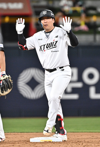 [포토]2루타로 1점 추가하는 KT 김현수