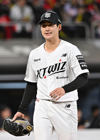 [포토]미소 짓는 KT 스기모토