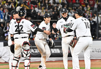 [포토]3연승으로 1위 자리 지켜내는 KT