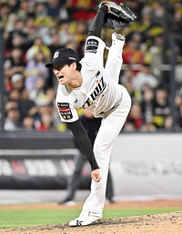 [포토]KT 스기모토의 역투