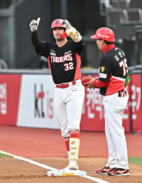 [포토]첫 타석부터 안타 치는 KT 데일