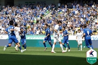 2-0→2-2→ 3-2 ‘미친 난타전’, 핸드볼 판정 하나가 선두 싸움 향방을 바꿨다…수원 삼성, 부산 잡고 승점 동률[현장리뷰]