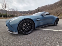 아스팔트 집어삼키는 무광 블루의 도발…애스턴마틴이 연주하는 폭발적 ‘오픈 에어링’ [원성윤의 가요타요]