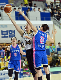 [포토]이해란의 수비 피해 슛하는 송윤하