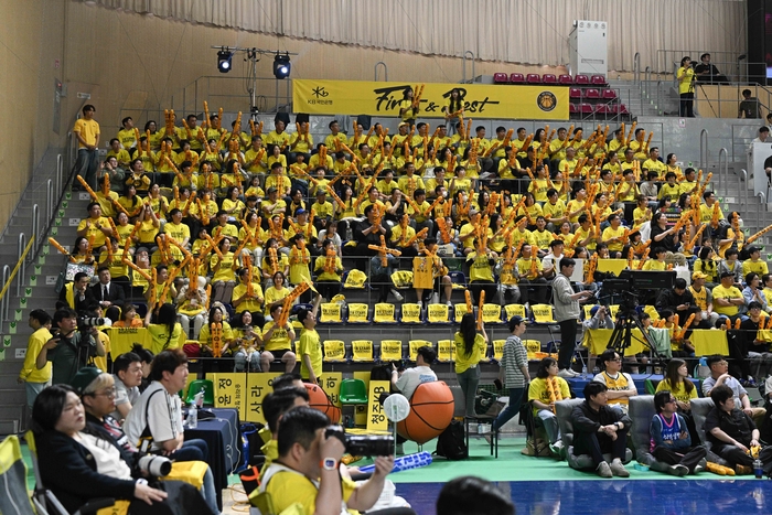 '여기가 용인이야 청주야'...KB 원정팬들의 '열띤 응원'→적지에서 '우승 축포' 터졌다 
