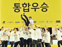 [포토]KB스타즈 김완수 감독의 우승 헹가래