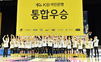 [포토]통합 우승 기념촬영 하는 KB스타즈