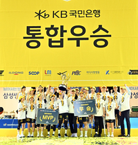 [포토]우승 트로피 들어 올리는 KB스타즈